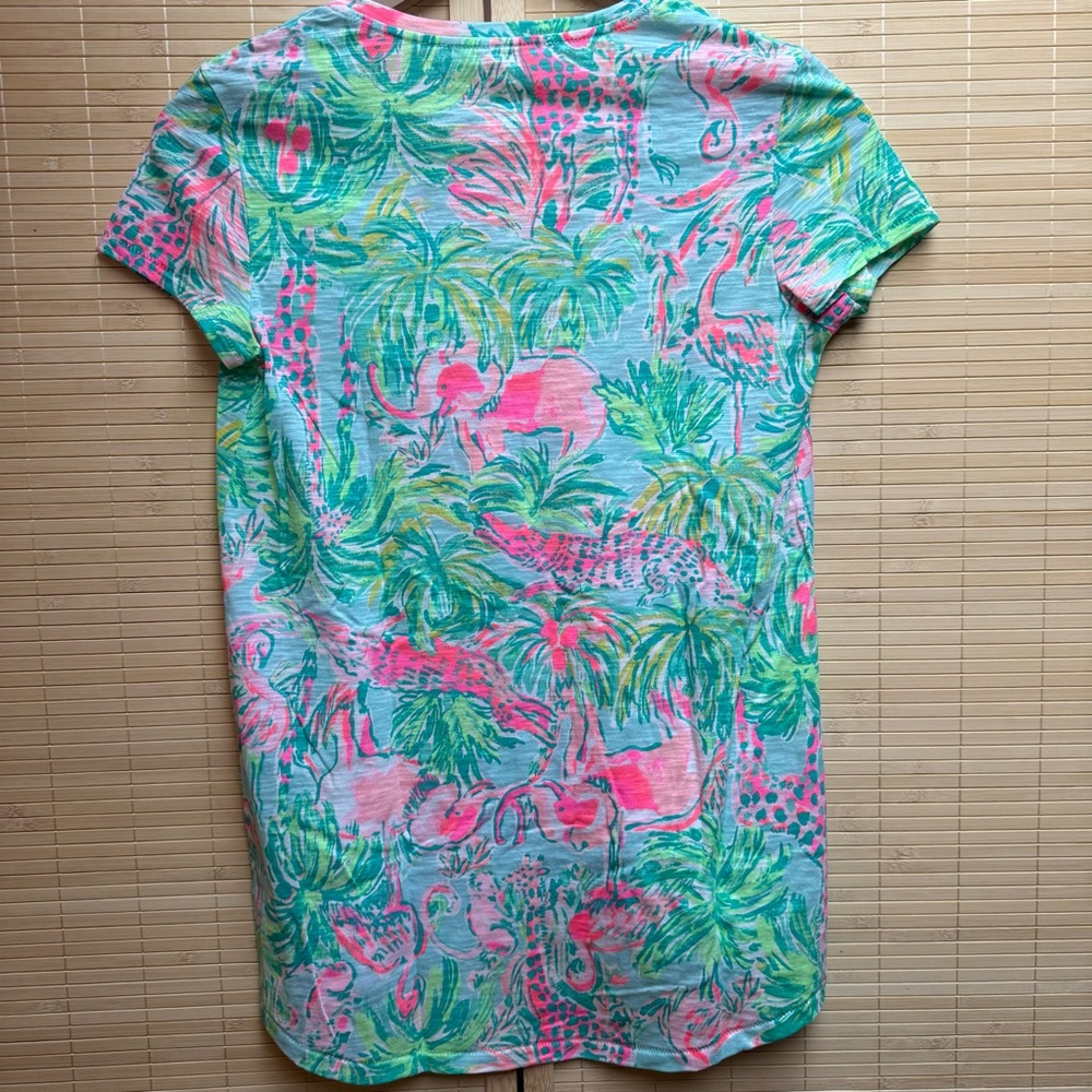 🌺 Lilly Pulitzer Etta V-Neck Tee - On Parade NWT - Picture 3 of 3